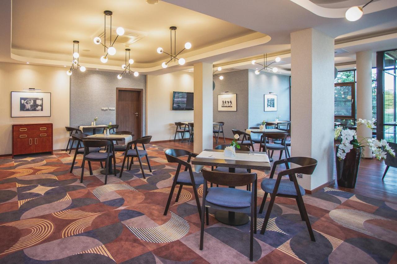 Hotel Styl 70 Пщина Екстериор снимка